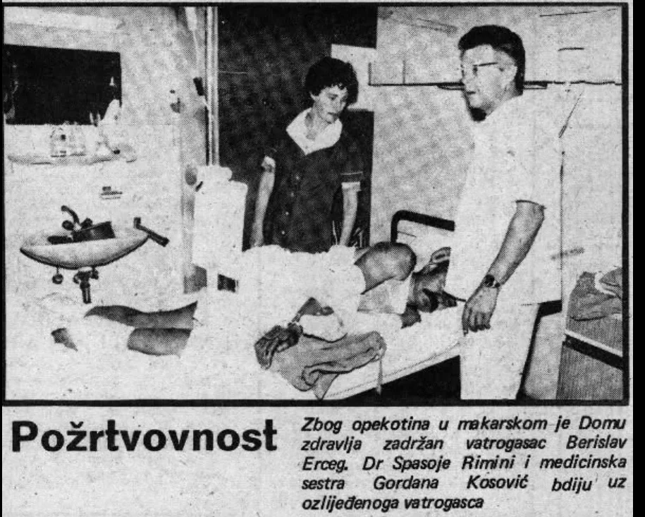 Ozlijeđeni vatrogasac Berislav Erceg u makarskom Domu zdravlja, uz dr. Spasoja Riminija i medicinsku sestru Gordanu Kosović.