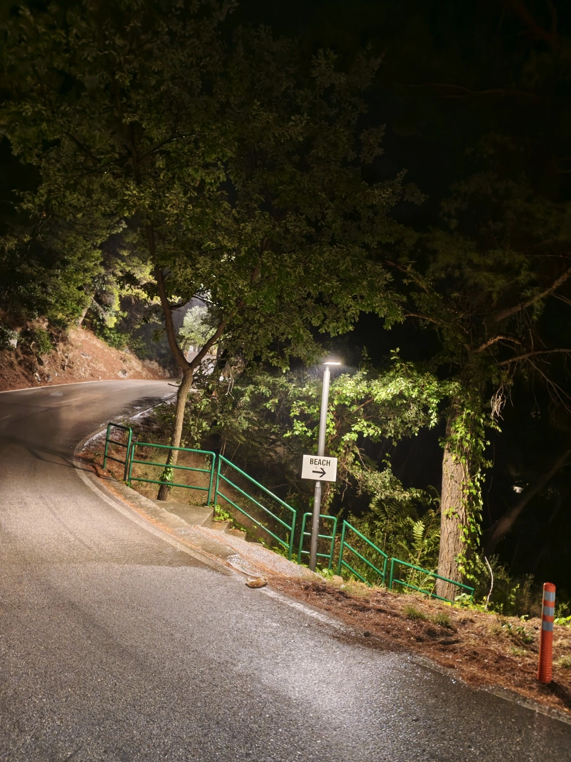 Mokra cesta i put prema plaži u Brelima nakon noćne kiše