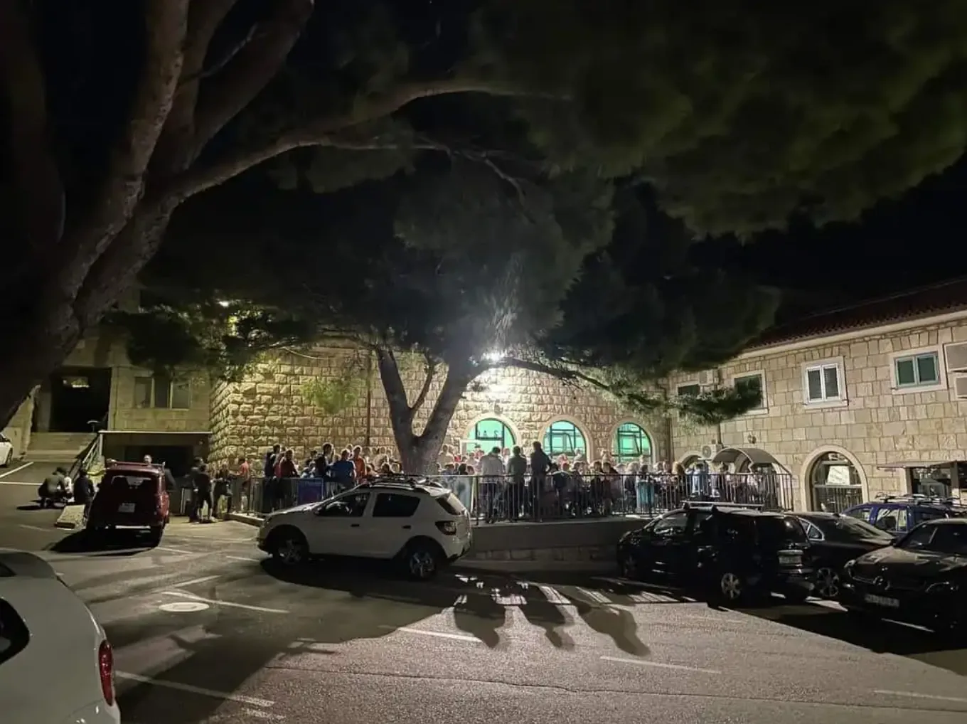 Večernje druženje sudionika u Brelima